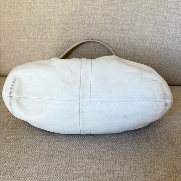 Coach white Pebbled leather Shoulder Bag with Gold hardware - Picture 13 of 14